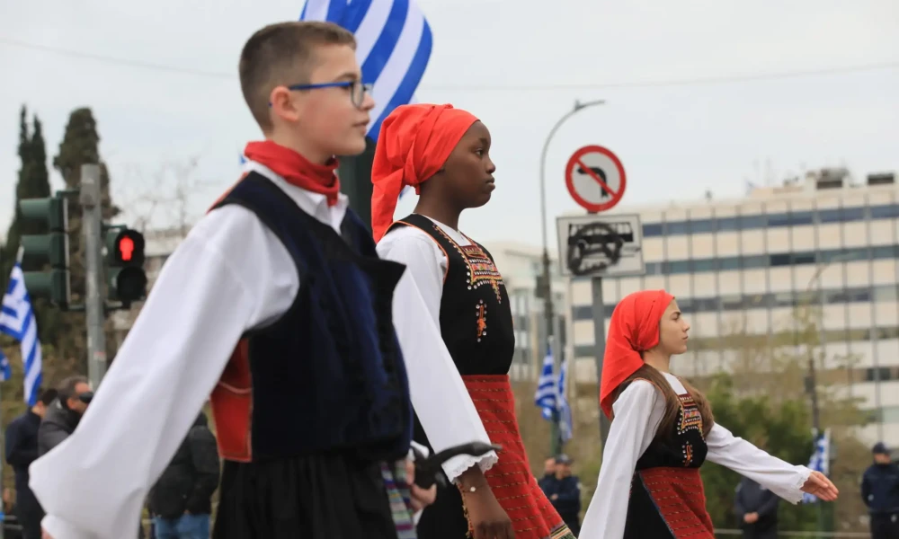 Σε εξέλιξη η μαθητική παρέλαση της 25ης Μαρτίου - Λιλιπούτειοι τσολιάδες και παραδοσιακές στολές σε πρώτο πλάνο (βίντεο)